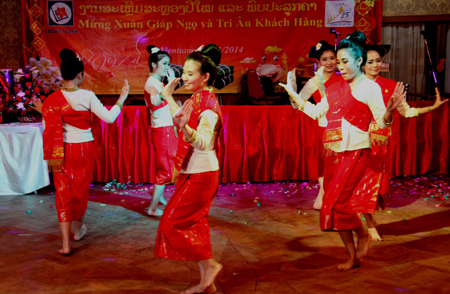 LaoVietBank ຈັດຕັ້ງພິທີອວຍພອນປີໃໝ່ ປີມະເມຍ 2014